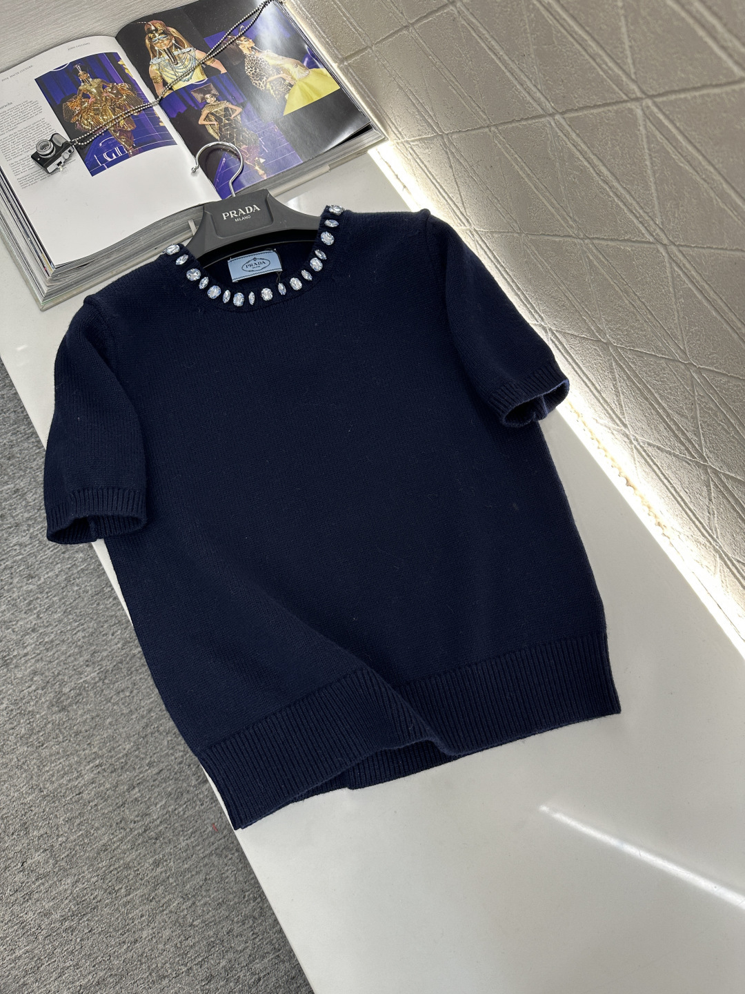 ♥Prad*♥2026新品上架 水钻针织短袖上衣定制YB羊绒羊毛纱线织造，穿搭舒适，质感十足，圆领针织短