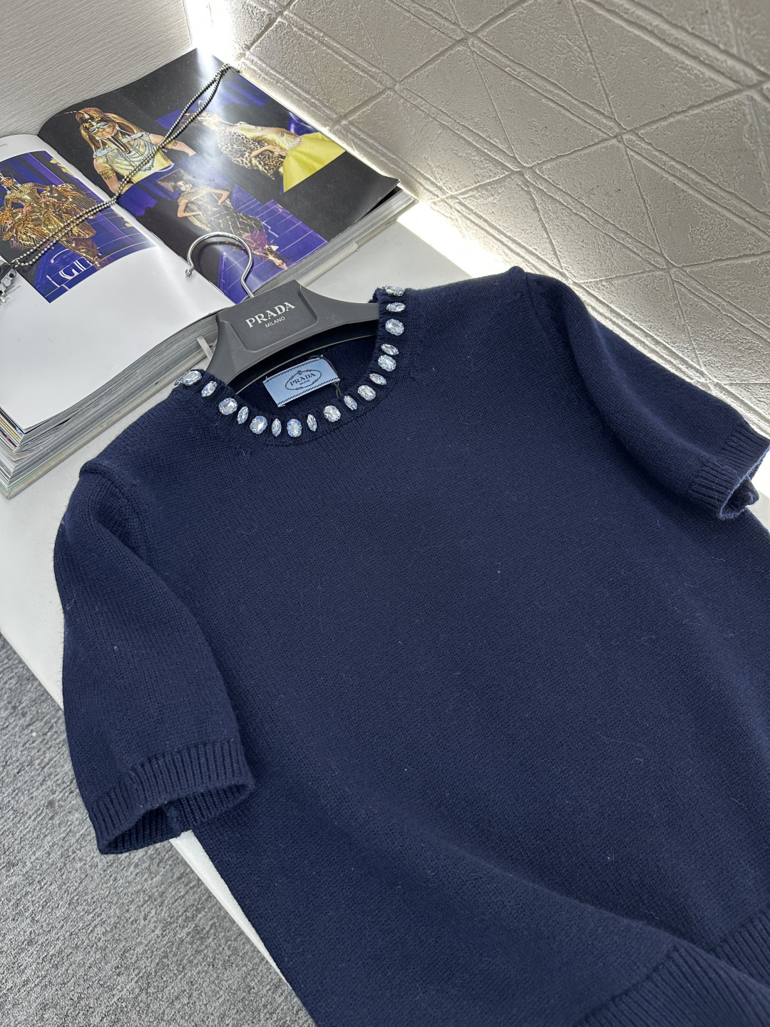 ♥Prad*♥2026新品上架 水钻针织短袖上衣定制YB羊绒羊毛纱线织造，穿搭舒适，质感十足，圆领针织短