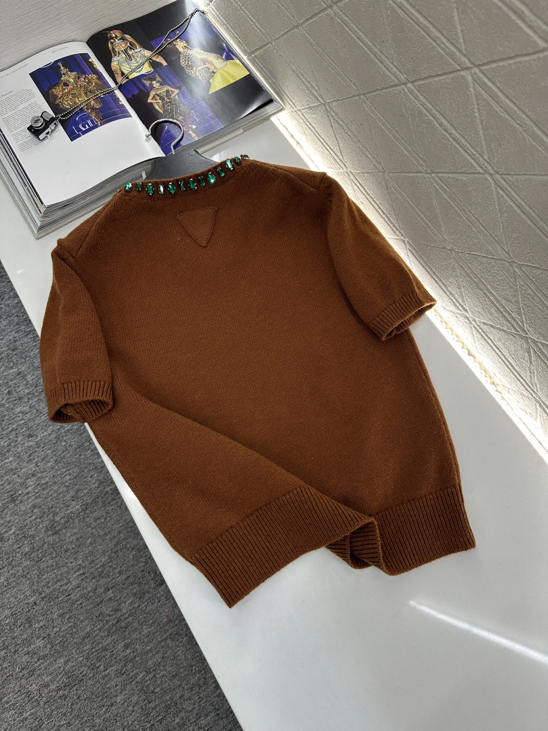 ♥Prad*♥2026新品上架 水钻针织短袖上衣定制YB羊绒羊毛纱线织造，穿搭舒适，质感十足，圆领针织短