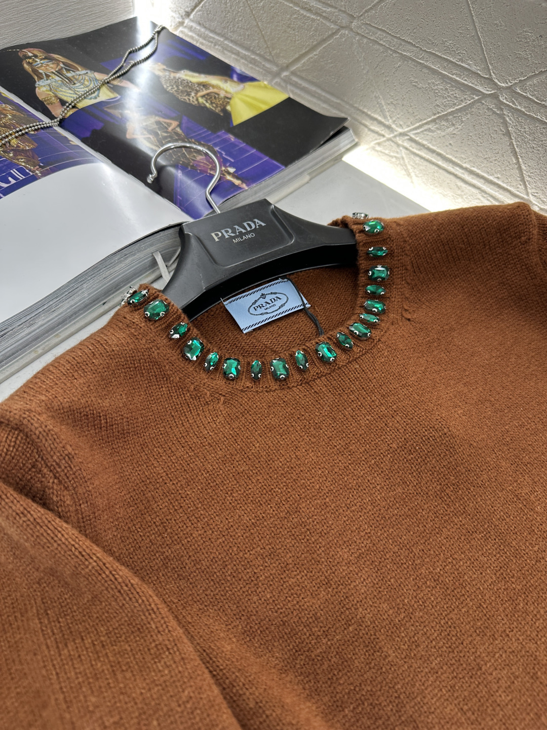 ♥Prad*♥2026新品上架 水钻针织短袖上衣定制YB羊绒羊毛纱线织造，穿搭舒适，质感十足，圆领针织短