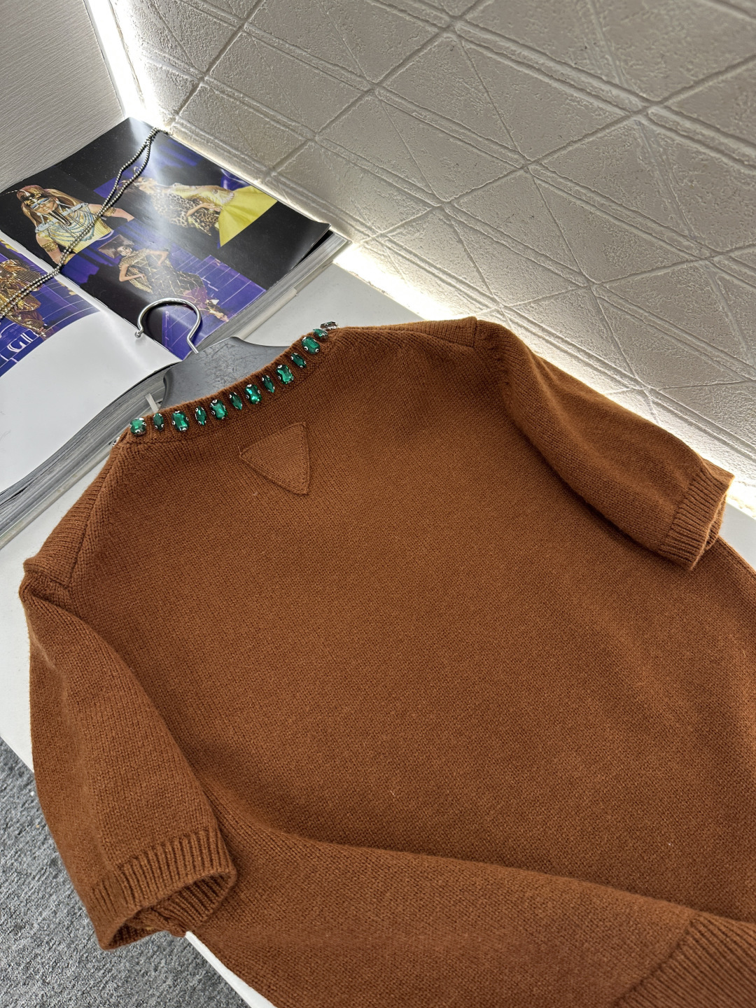 ♥Prad*♥2026新品上架 水钻针织短袖上衣定制YB羊绒羊毛纱线织造，穿搭舒适，质感十足，圆领针织短