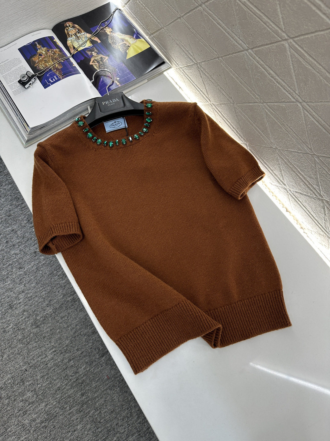 ♥Prad*♥2026新品上架 水钻针织短袖上衣定制YB羊绒羊毛纱线织造，穿搭舒适，质感十足，圆领针织短