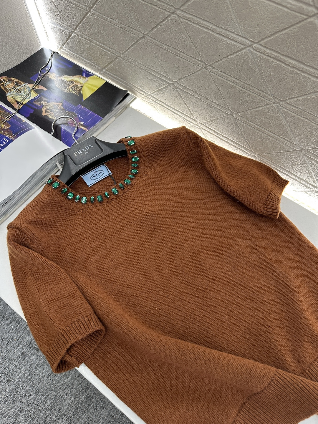 ♥Prad*♥2026新品上架 水钻针织短袖上衣定制YB羊绒羊毛纱线织造，穿搭舒适，质感十足，圆领针织短