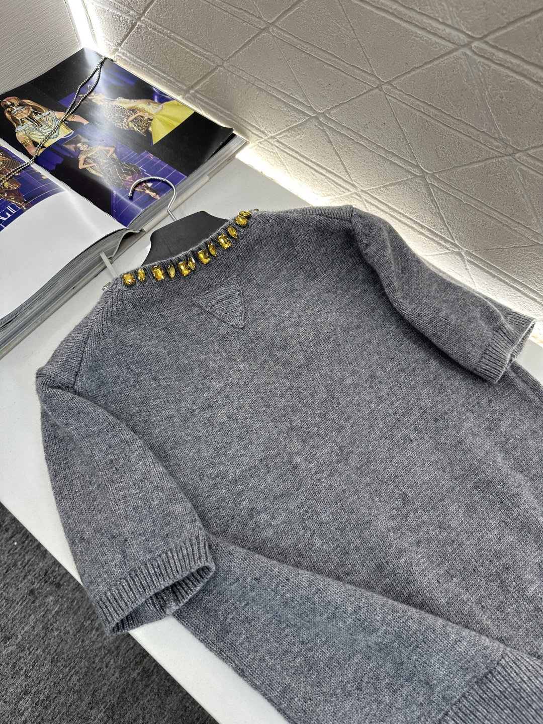 ♥Prad*♥2026新品上架 水钻针织短袖上衣定制YB羊绒羊毛纱线织造，穿搭舒适，质感十足，圆领针织短