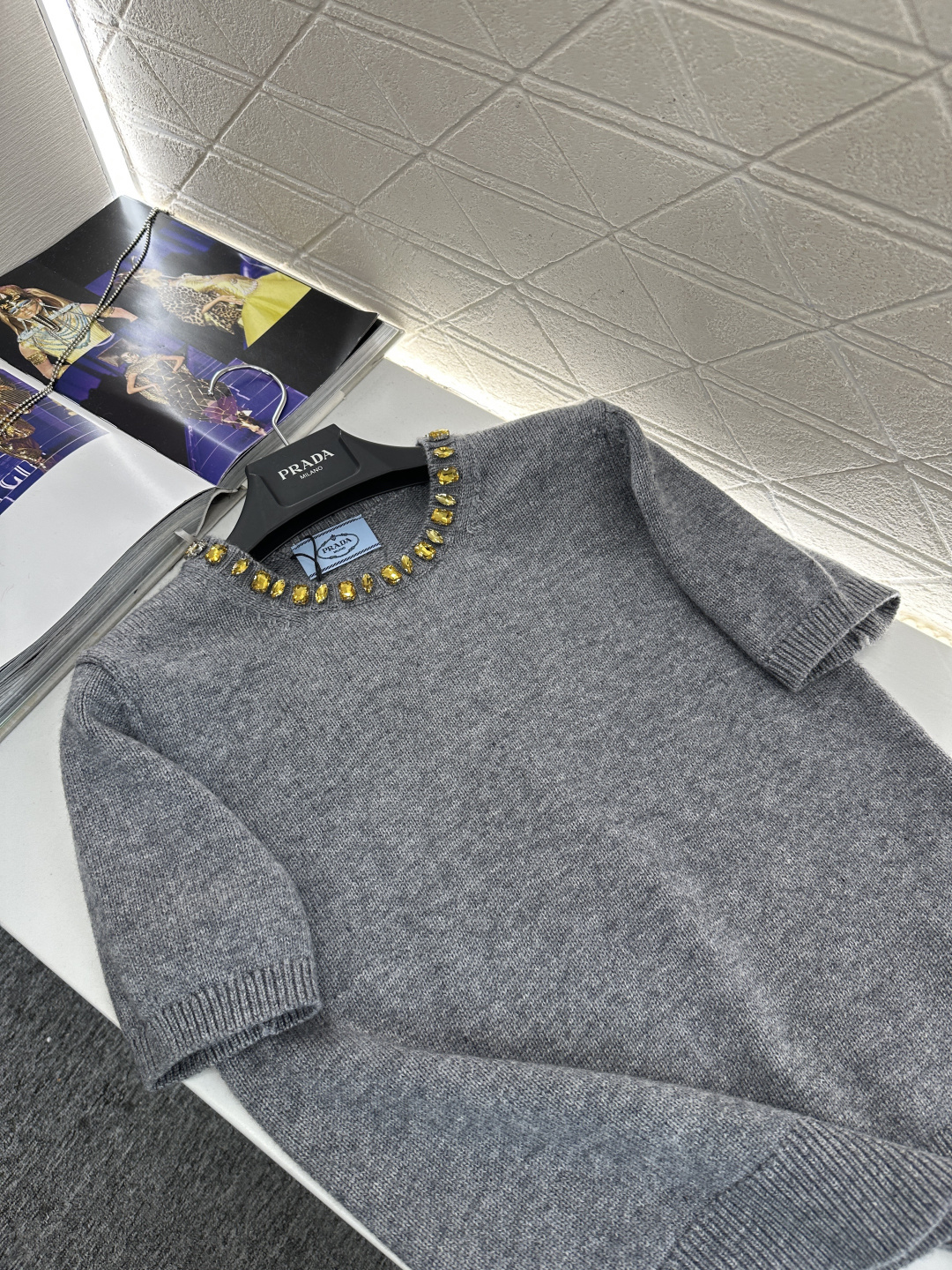 ♥Prad*♥2026新品上架 水钻针织短袖上衣定制YB羊绒羊毛纱线织造，穿搭舒适，质感十足，圆领针织短