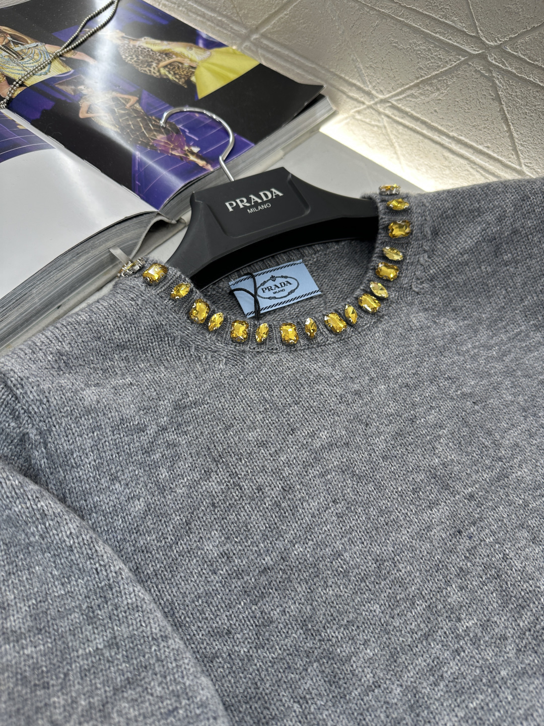 ♥Prad*♥2026新品上架 水钻针织短袖上衣定制YB羊绒羊毛纱线织造，穿搭舒适，质感十足，圆领针织短