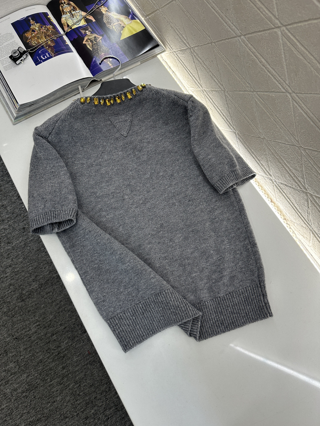 ♥Prad*♥2026新品上架 水钻针织短袖上衣定制YB羊绒羊毛纱线织造，穿搭舒适，质感十足，圆领针织短