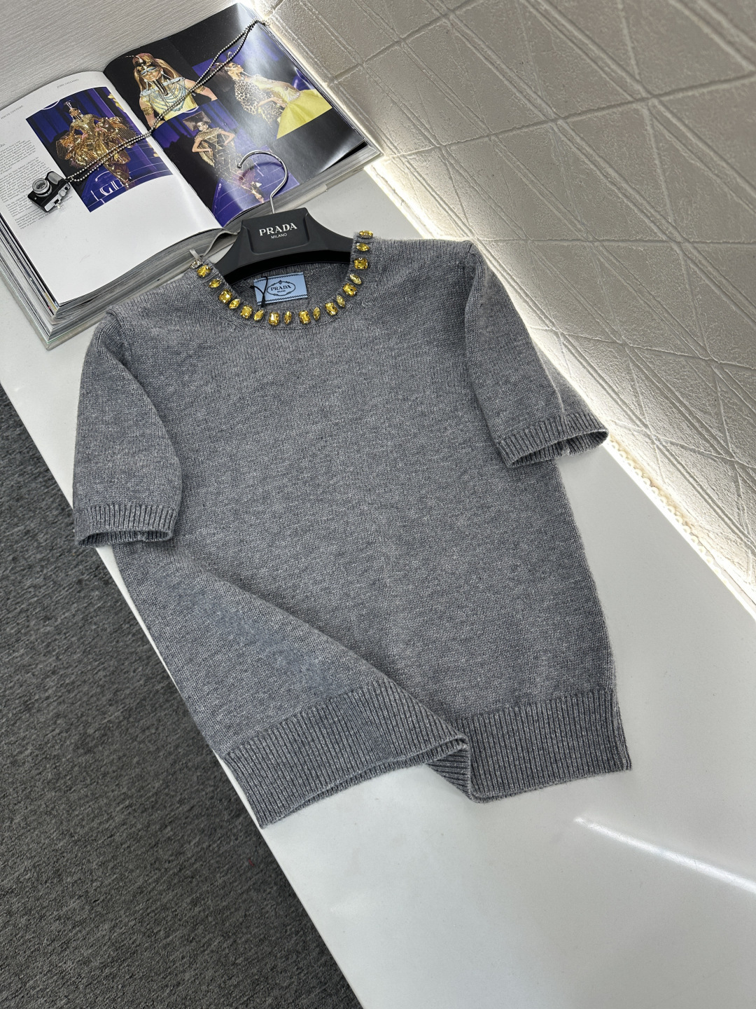 ♥Prad*♥2026新品上架 水钻针织短袖上衣定制YB羊绒羊毛纱线织造，穿搭舒适，质感十足，圆领针织短