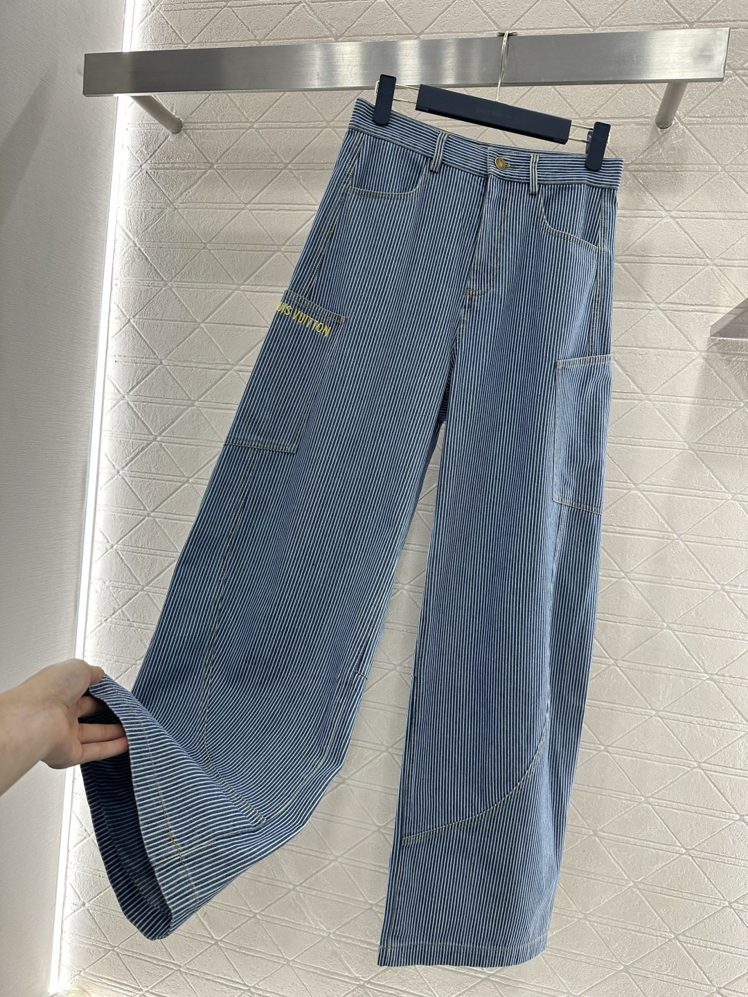 ♥Louis vuitto*♥2026新品上架 条纹牛仔阔腿弯刀长裤定制YB斜纹牛仔棉材质，面料柔挺舒适