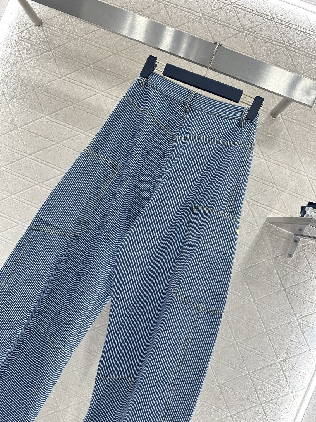 ♥Louis vuitto*♥2026新品上架 条纹牛仔阔腿弯刀长裤定制YB斜纹牛仔棉材质，面料柔挺舒适