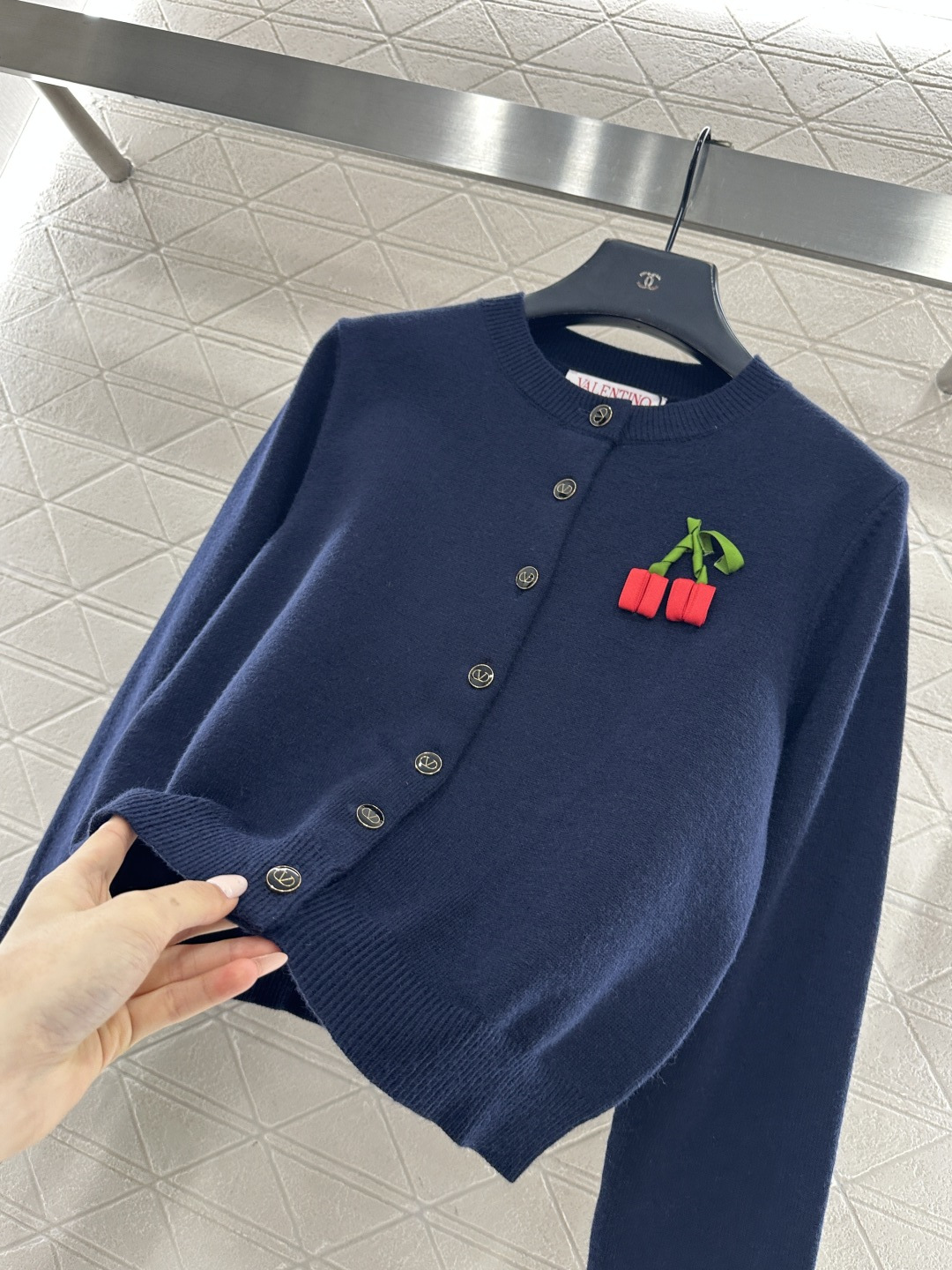 ♥Valentin*♥2026新品上架 立体樱桃🍒圆领针织开衫定制YB羊毛针织材质，质感高级，舒适柔软，