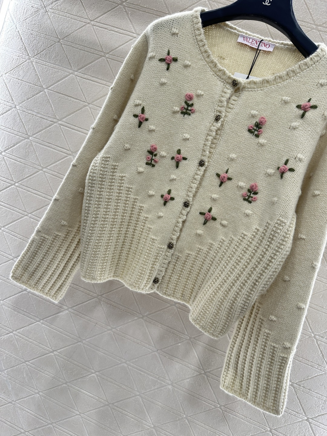 ♥Valentin*♥2026新品上架 碎花刺绣圆领针织开衫定制YB羊毛针织材质，质感高级，舒适柔软，圆