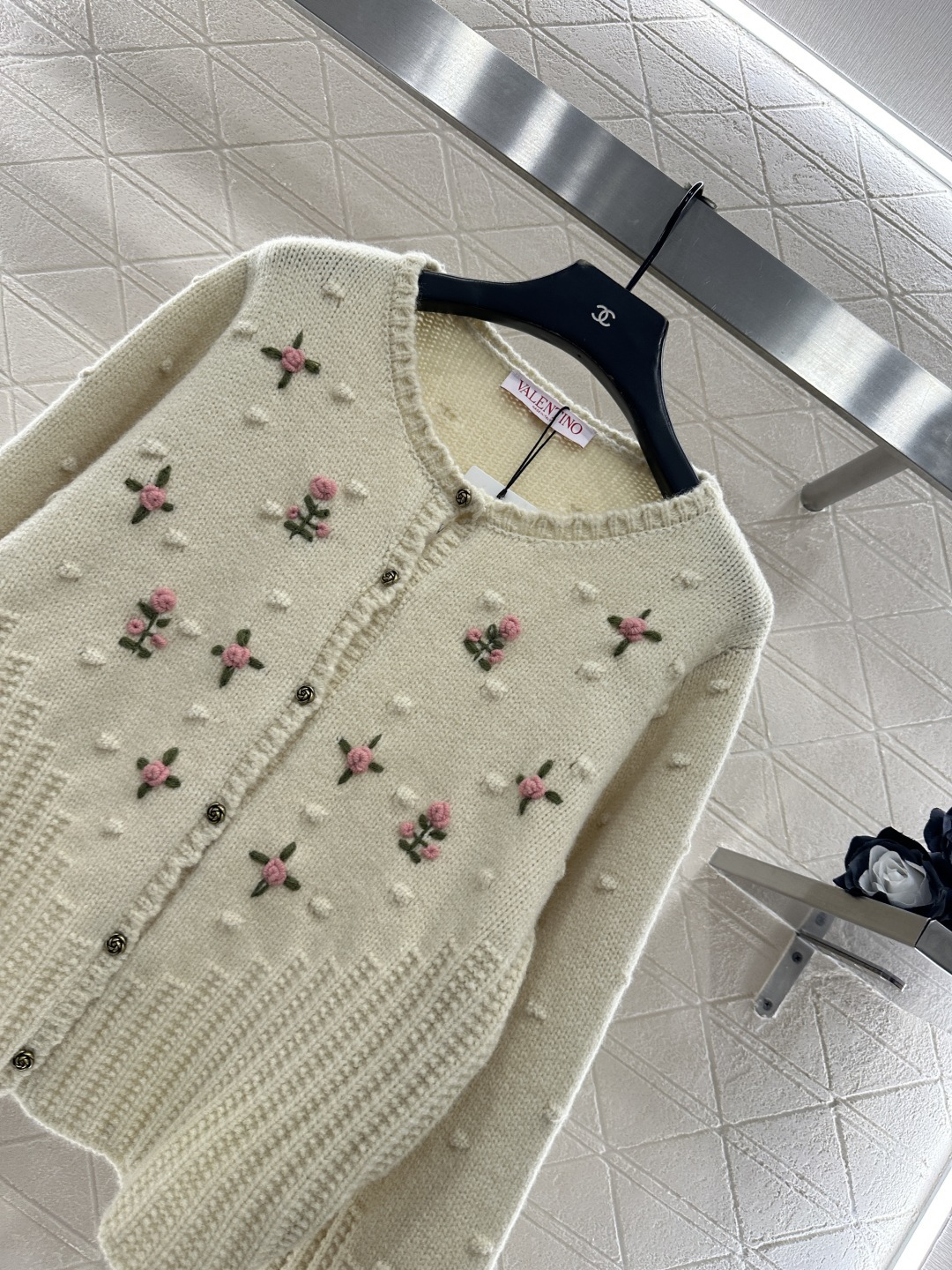 ♥Valentin*♥2026新品上架 碎花刺绣圆领针织开衫定制YB羊毛针织材质，质感高级，舒适柔软，圆