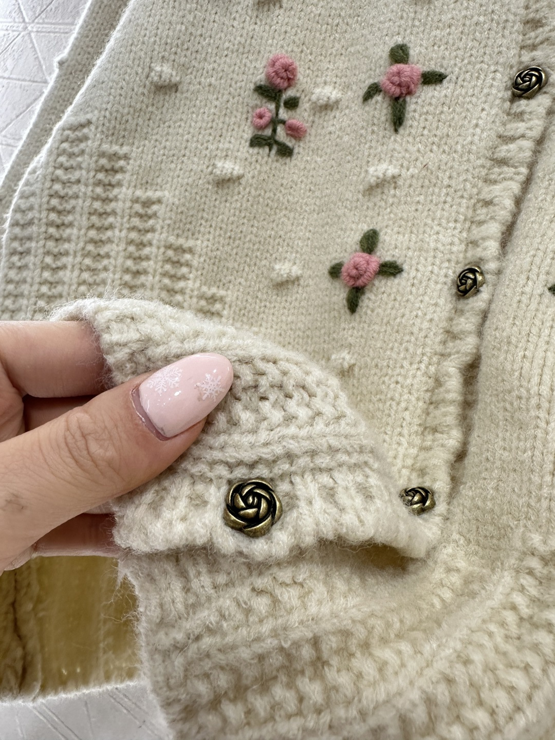 ♥Valentin*♥2026新品上架 碎花刺绣圆领针织开衫定制YB羊毛针织材质，质感高级，舒适柔软，圆