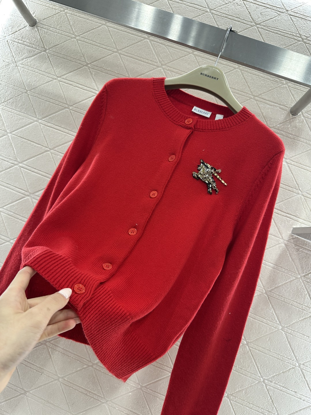 ♥BBR*♥2026新品上架 贺岁水钻圆领针织开衫新年贺岁系列#定制YB羊绒羊毛针织材质，质感高级，舒适