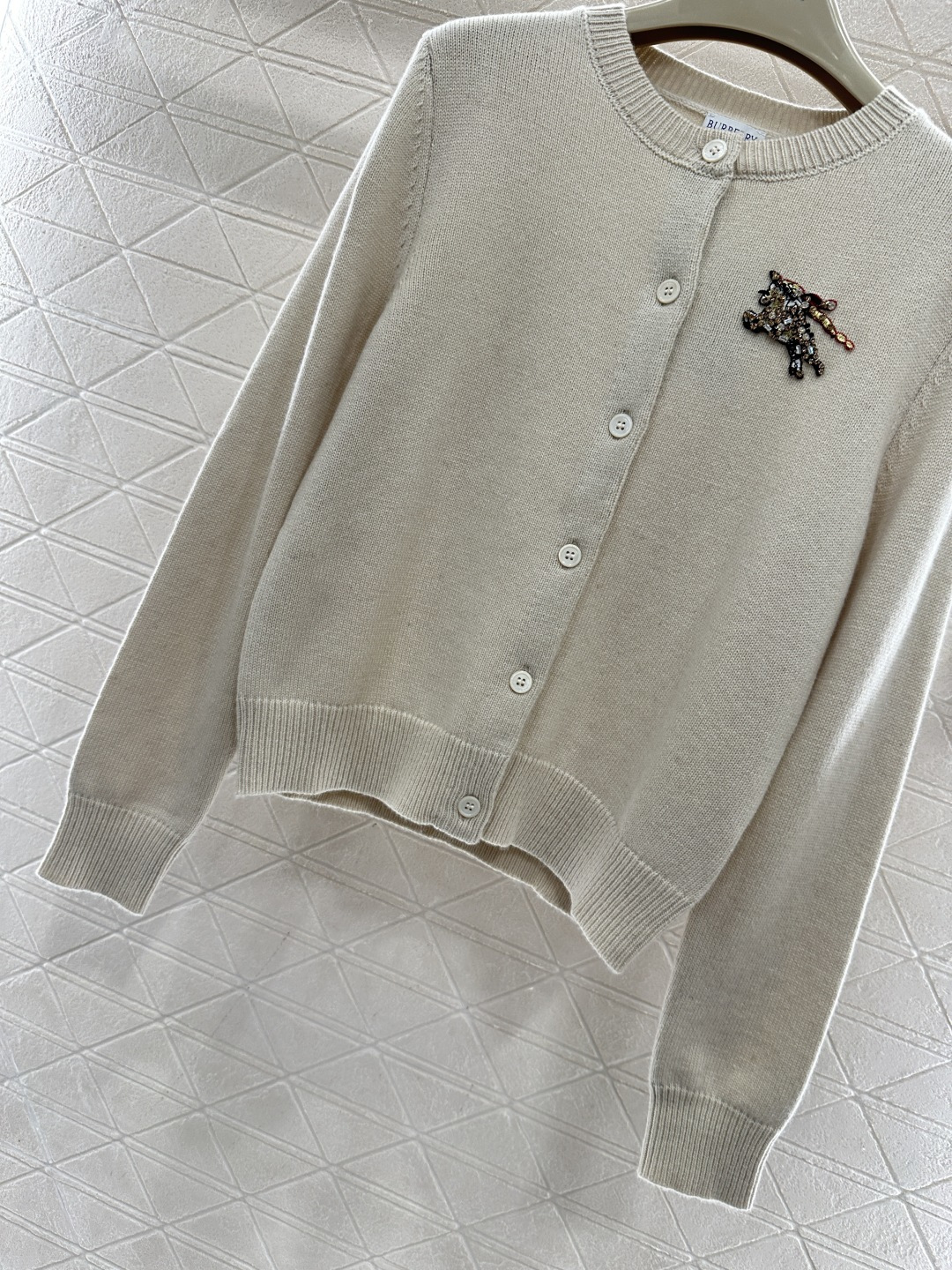 ♥BBR*♥2026新品上架 贺岁水钻圆领针织开衫新年贺岁系列#定制YB羊绒羊毛针织材质，质感高级，舒适