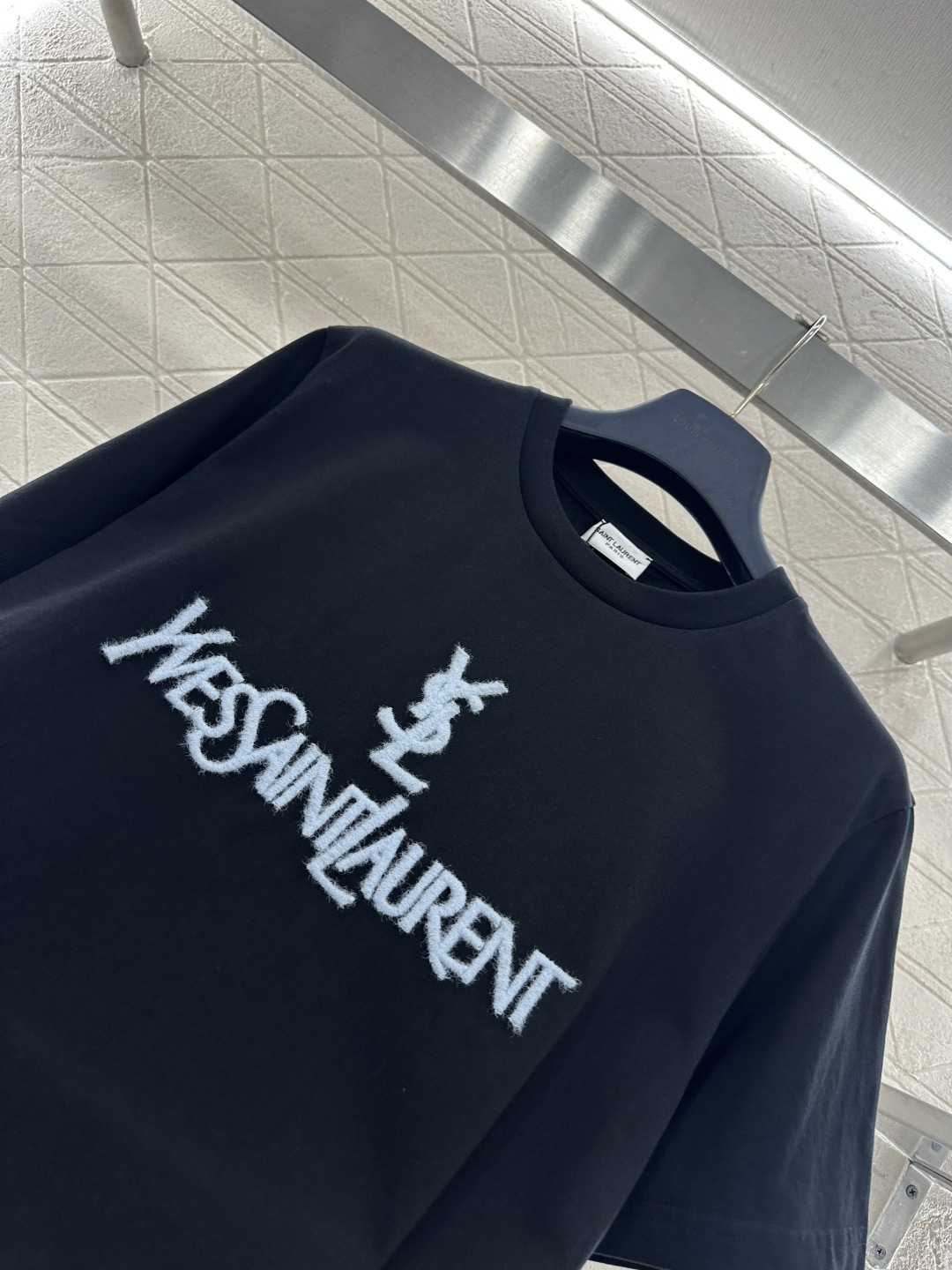 ♥Saint Lauren*♥2026新品上架 圆领刺绣毛绒徽标𝑒𝑒定制YB丝光全棉材质，透气舒适，质感