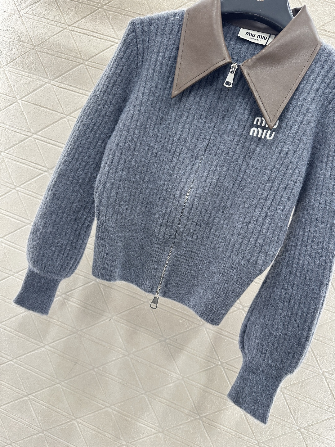 ♥Miumi*♥2026新品上架 拼皮领针织短款外套定制YB丝毛纱线织造，穿搭舒适，质感十足，翻领短款针