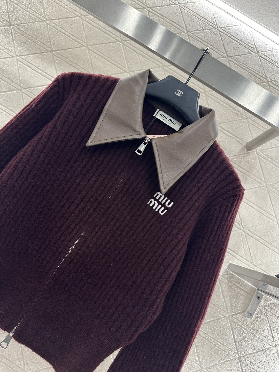 ♥Miumi*♥2026新品上架 拼皮领针织短款外套定制YB丝毛纱线织造，穿搭舒适，质感十足，翻领短款针