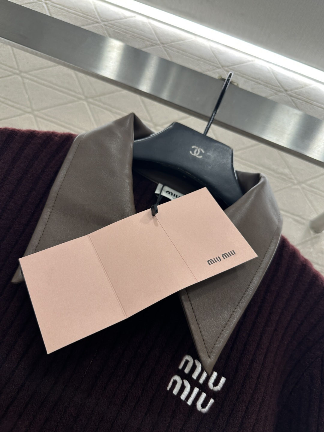 ♥Miumi*♥2026新品上架 拼皮领针织短款外套定制YB丝毛纱线织造，穿搭舒适，质感十足，翻领短款针