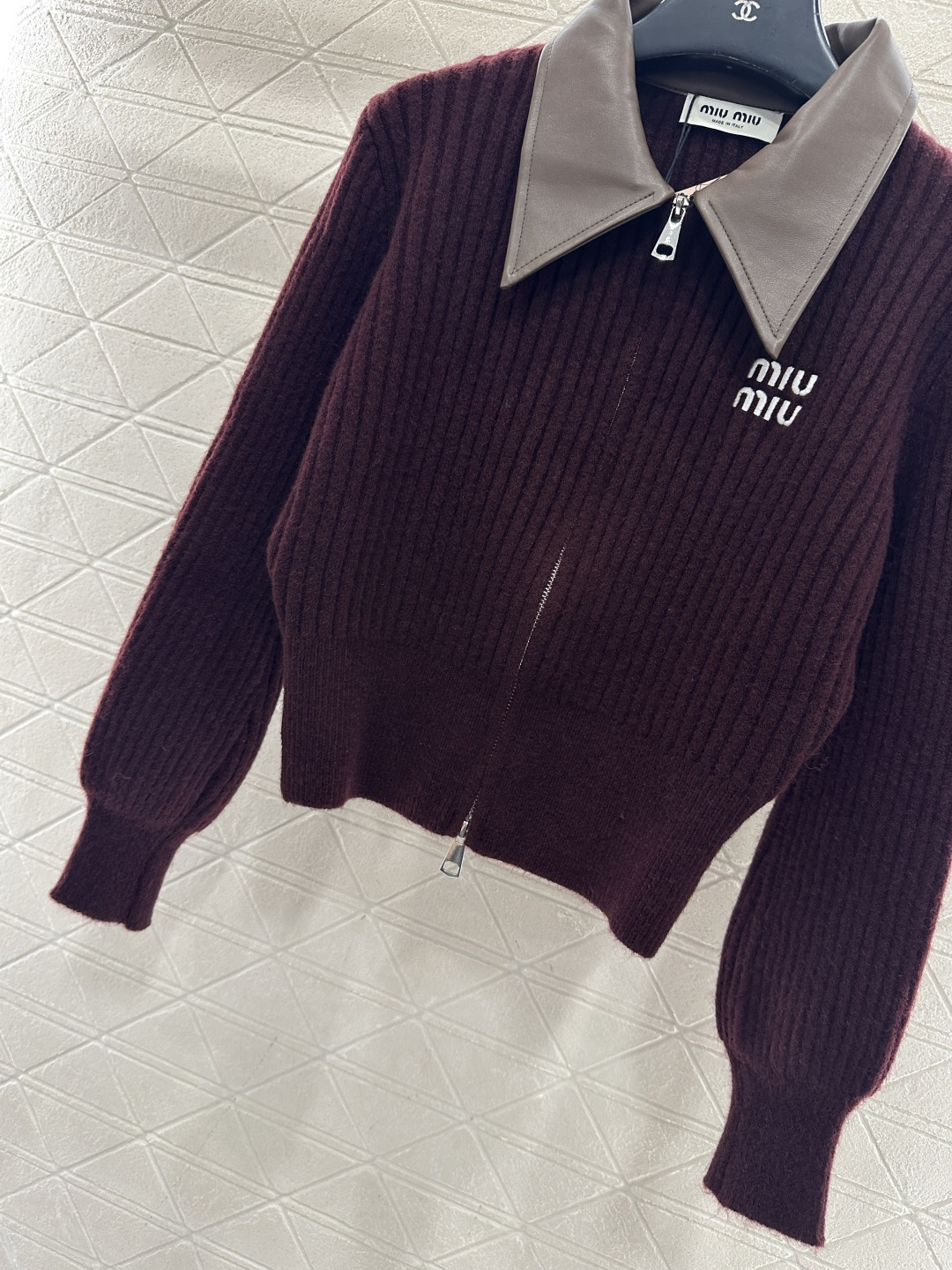 ♥Miumi*♥2026新品上架 拼皮领针织短款外套定制YB丝毛纱线织造，穿搭舒适，质感十足，翻领短款针