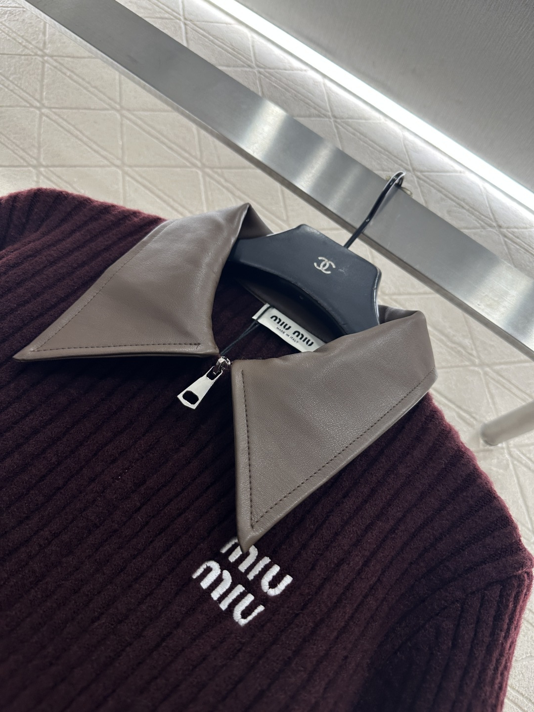 ♥Miumi*♥2026新品上架 拼皮领针织短款外套定制YB丝毛纱线织造，穿搭舒适，质感十足，翻领短款针