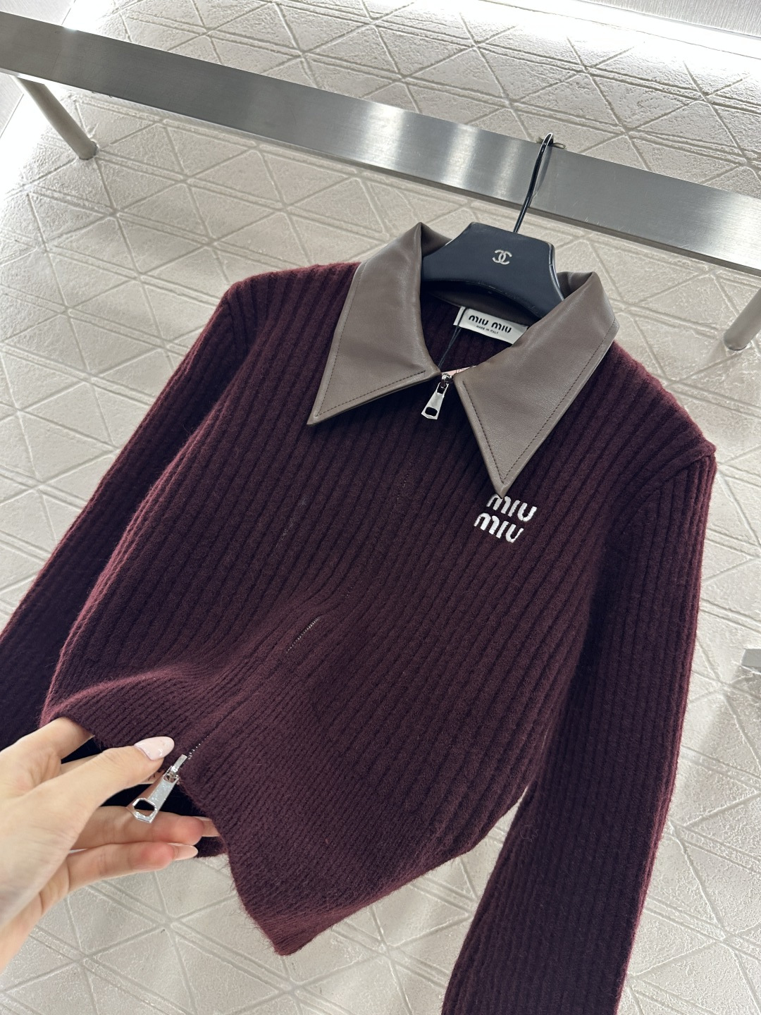 ♥Miumi*♥2026新品上架 拼皮领针织短款外套定制YB丝毛纱线织造，穿搭舒适，质感十足，翻领短款针