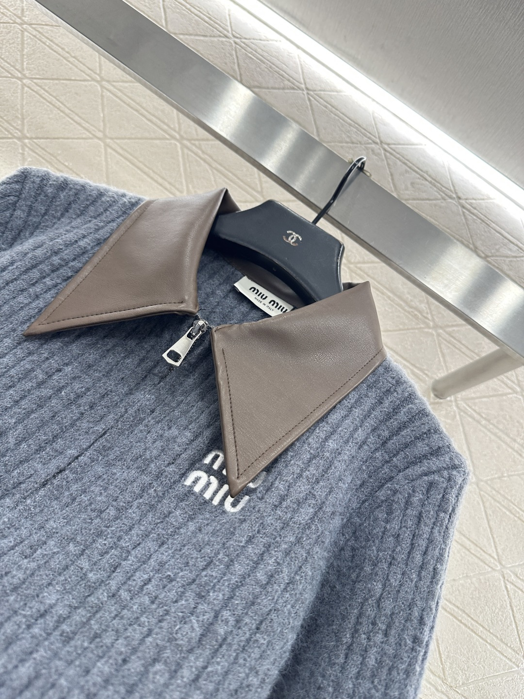 ♥Miumi*♥2026新品上架 拼皮领针织短款外套定制YB丝毛纱线织造，穿搭舒适，质感十足，翻领短款针