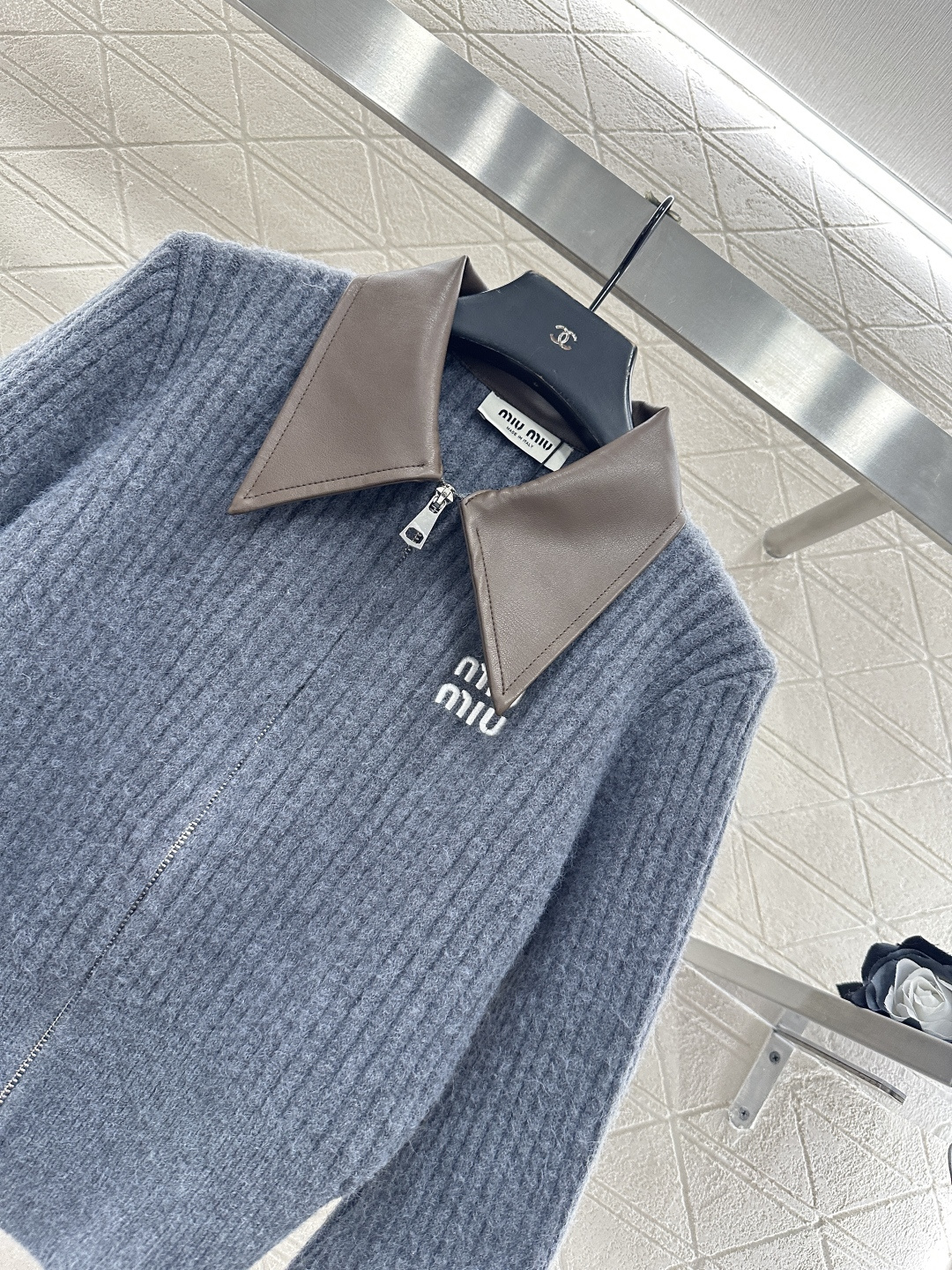 ♥Miumi*♥2026新品上架 拼皮领针织短款外套定制YB丝毛纱线织造，穿搭舒适，质感十足，翻领短款针