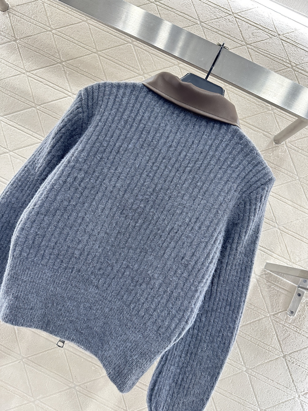 ♥Miumi*♥2026新品上架 拼皮领针织短款外套定制YB丝毛纱线织造，穿搭舒适，质感十足，翻领短款针