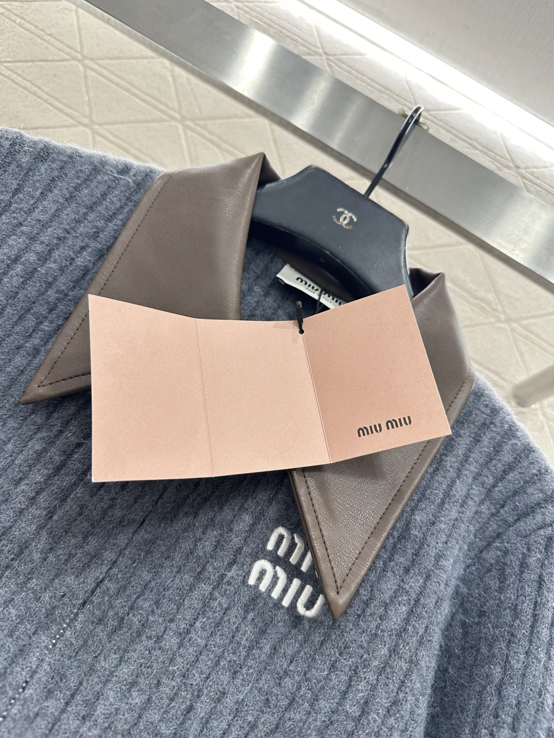 ♥Miumi*♥2026新品上架 拼皮领针织短款外套定制YB丝毛纱线织造，穿搭舒适，质感十足，翻领短款针