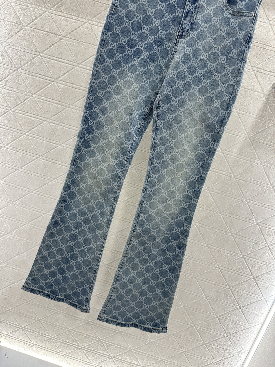 ♥Gucc*♥2026新品上架 激光印花牛仔微喇长裤定制YB斜纹棉牛仔材质，多重水洗，自然磨白效果，呈现