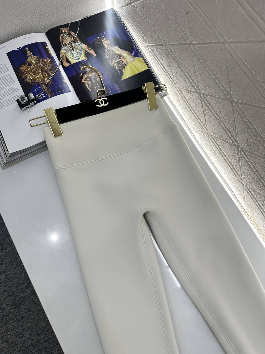 ♥Chane*♥2026新品上架 加绒烫钻徽标高弹打底裤定制YB进口加绒高弹力材质，穿搭舒适，弹力十足，