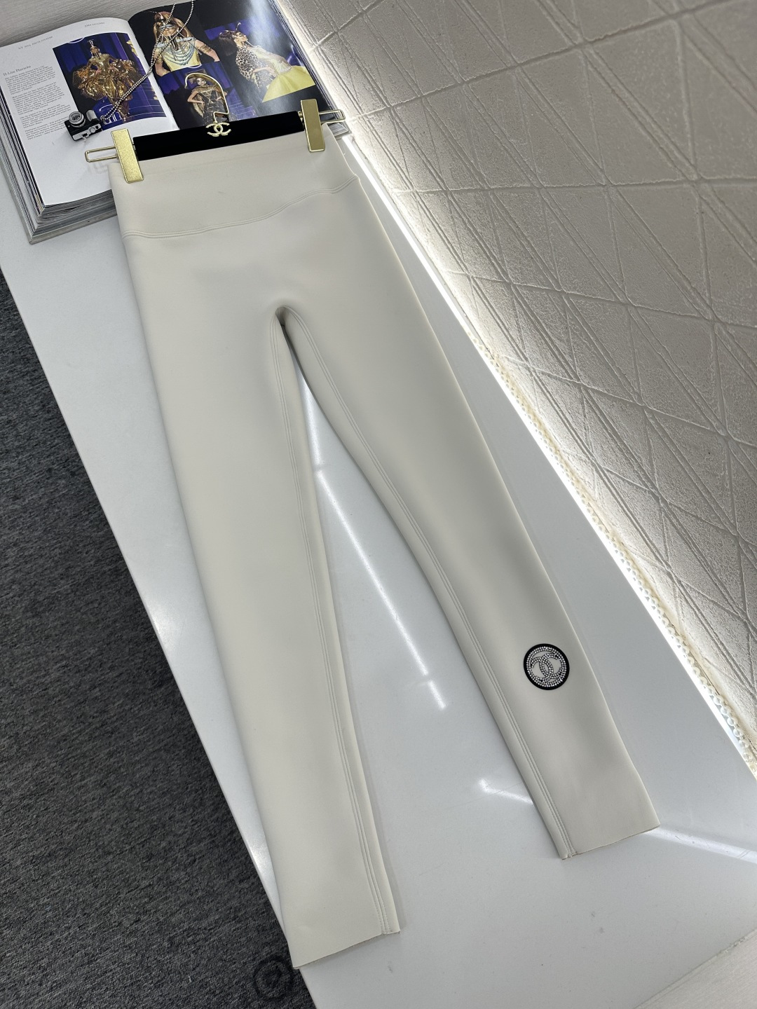 ♥Chane*♥2026新品上架 加绒烫钻徽标高弹打底裤定制YB进口加绒高弹力材质，穿搭舒适，弹力十足，