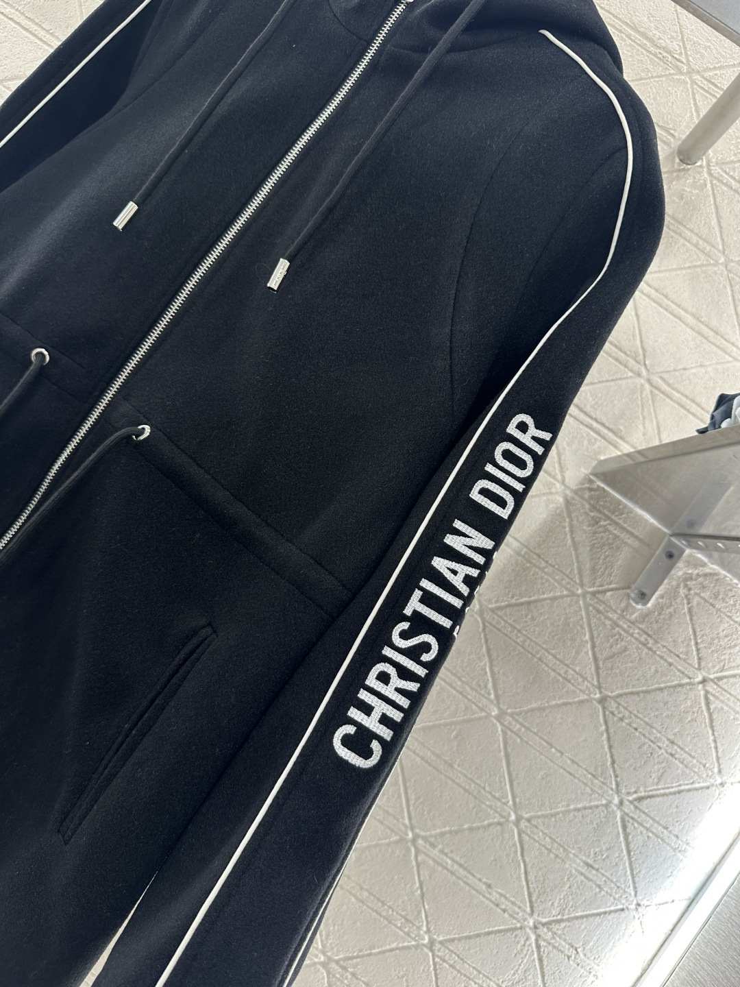 ♥Dio*♥2026新品上架 连帽抽绳中长款外套定制YB进口毛呢材质，手感细腻，舒适软糯，连帽拉链外套版