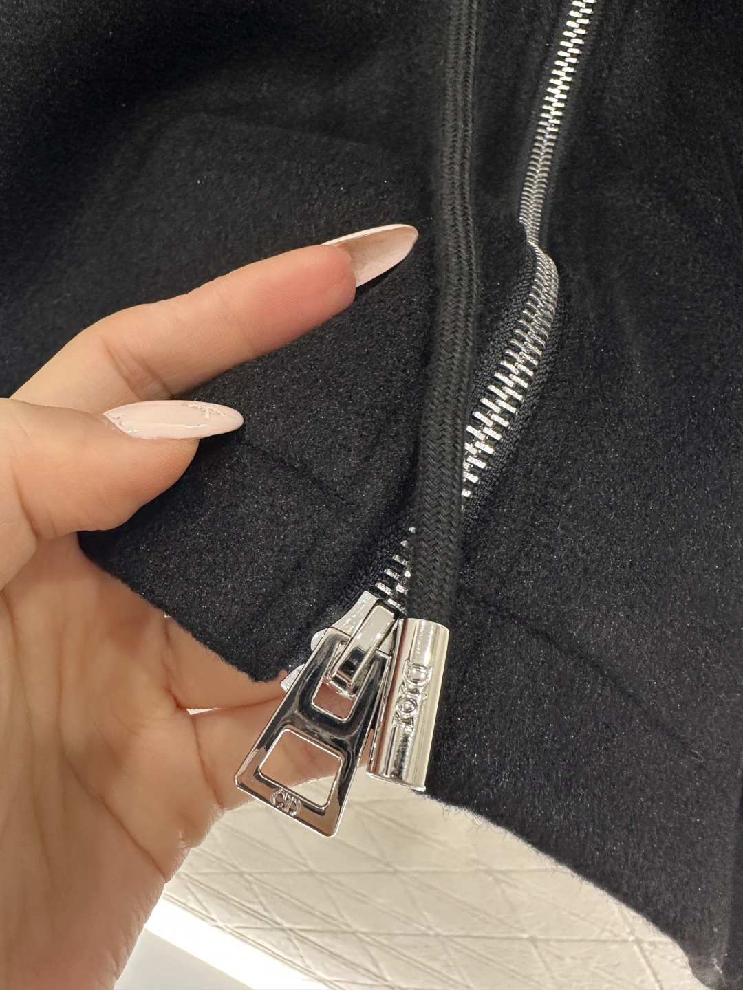 ♥Dio*♥2026新品上架 连帽抽绳中长款外套定制YB进口毛呢材质，手感细腻，舒适软糯，连帽拉链外套版