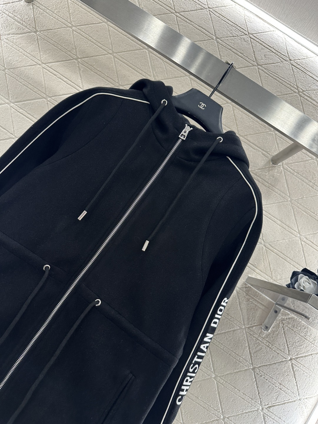 ♥Dio*♥2026新品上架 连帽抽绳中长款外套定制YB进口毛呢材质，手感细腻，舒适软糯，连帽拉链外套版