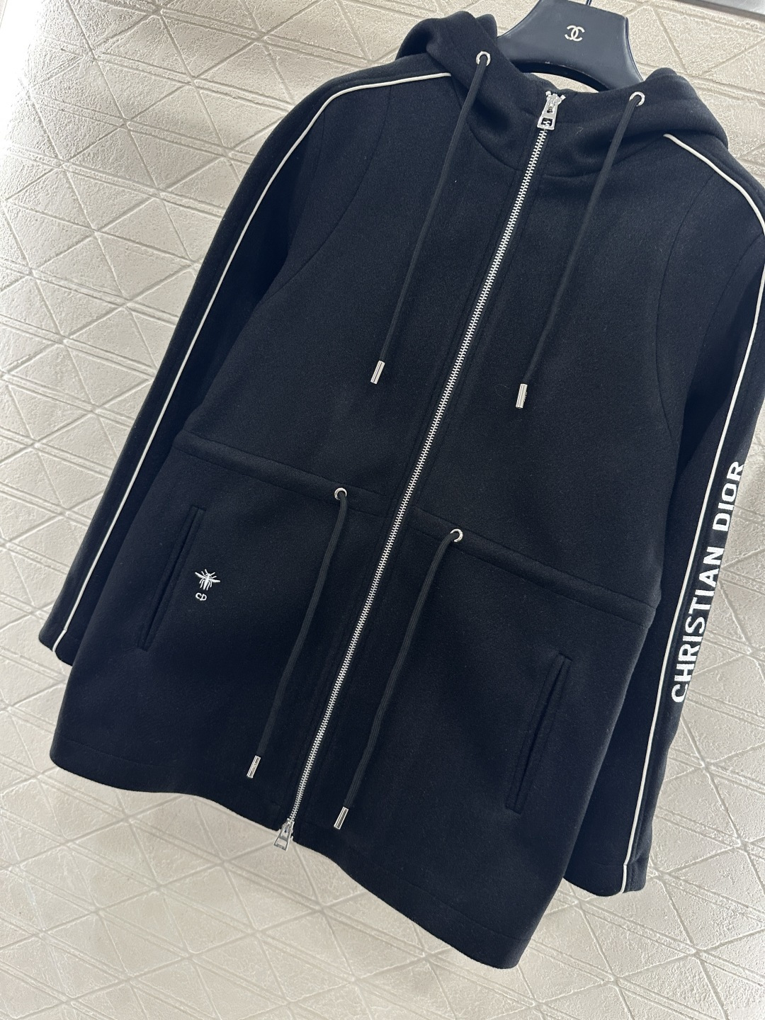 ♥Dio*♥2026新品上架 连帽抽绳中长款外套定制YB进口毛呢材质，手感细腻，舒适软糯，连帽拉链外套版