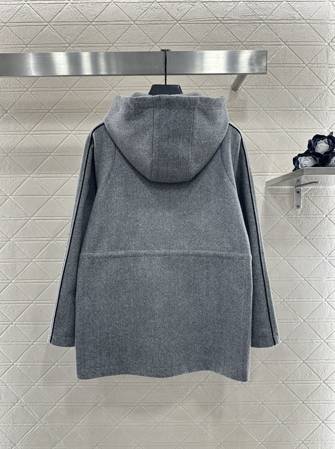 ♥Dio*♥2026新品上架 连帽抽绳中长款外套定制YB进口毛呢材质，手感细腻，舒适软糯，连帽拉链外套版