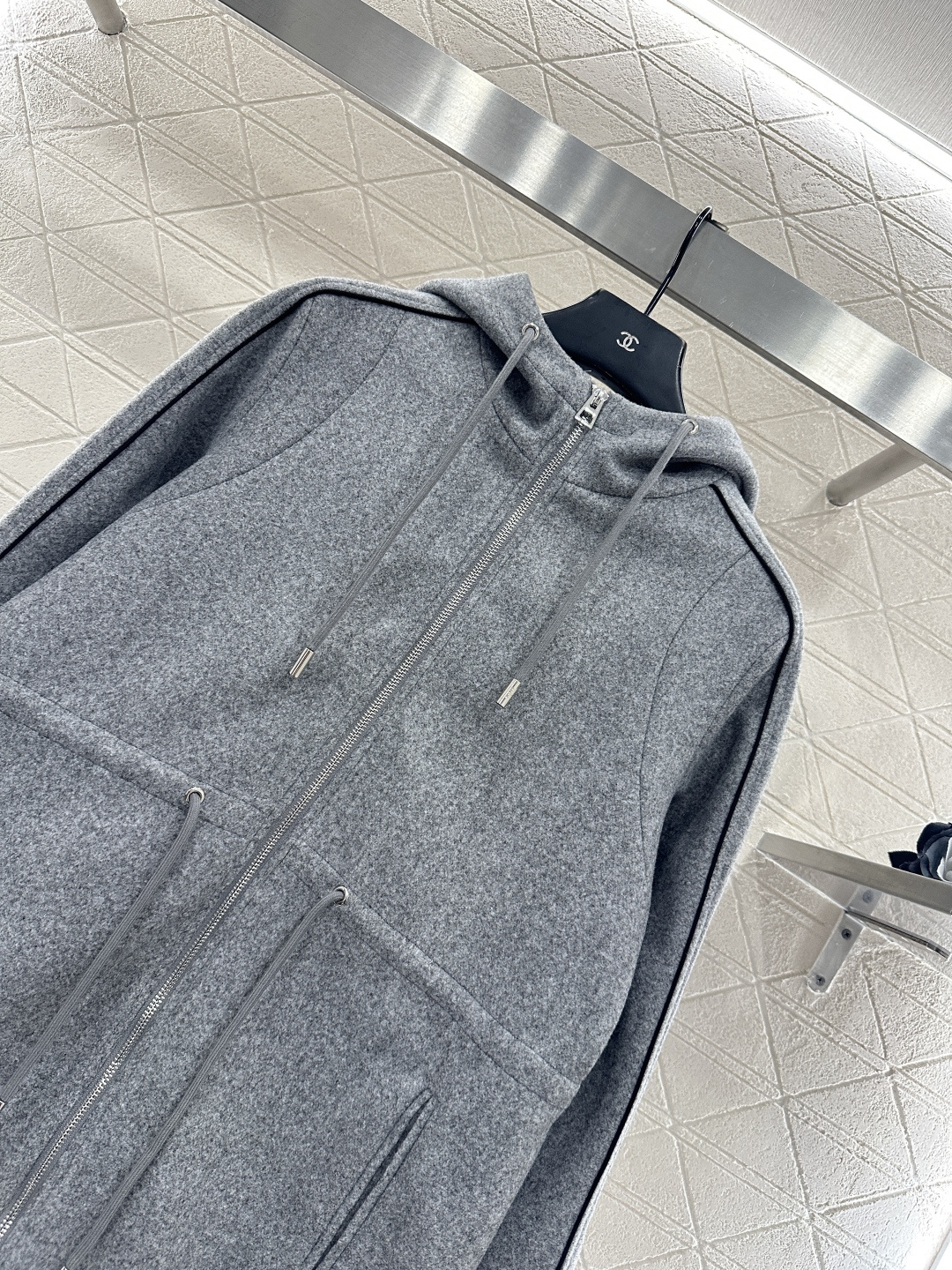 ♥Dio*♥2026新品上架 连帽抽绳中长款外套定制YB进口毛呢材质，手感细腻，舒适软糯，连帽拉链外套版