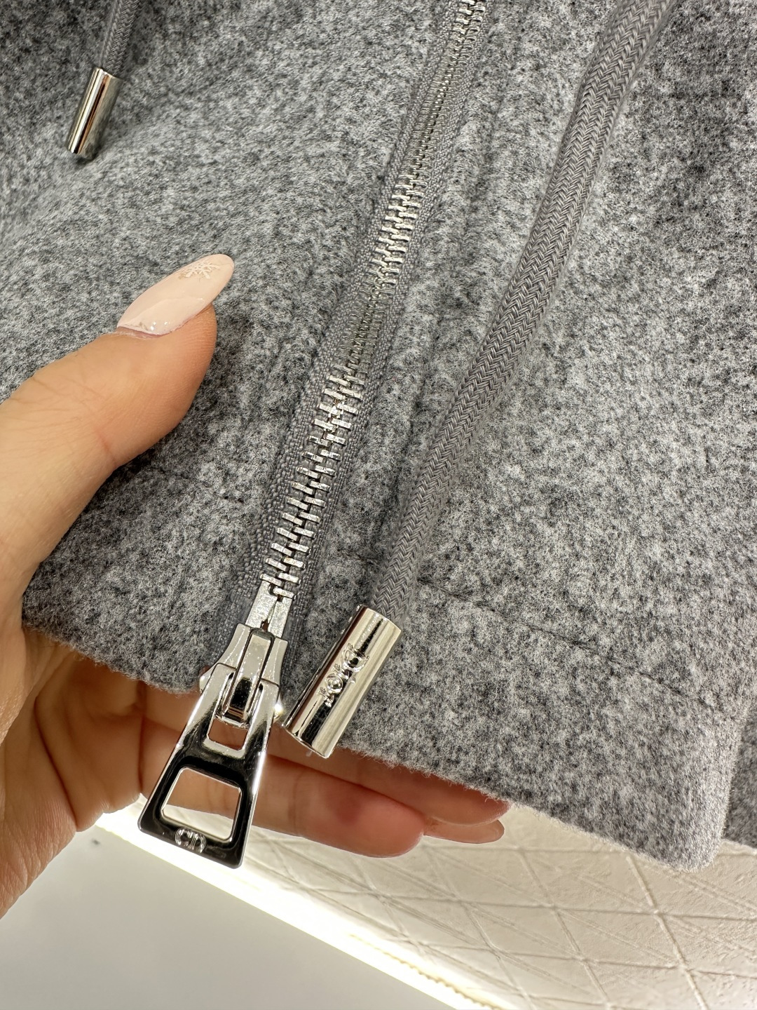 ♥Dio*♥2026新品上架 连帽抽绳中长款外套定制YB进口毛呢材质，手感细腻，舒适软糯，连帽拉链外套版