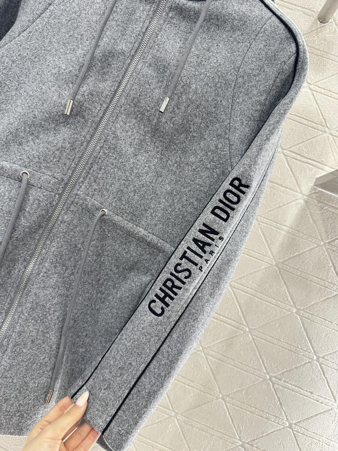 ♥Dio*♥2026新品上架 连帽抽绳中长款外套定制YB进口毛呢材质，手感细腻，舒适软糯，连帽拉链外套版