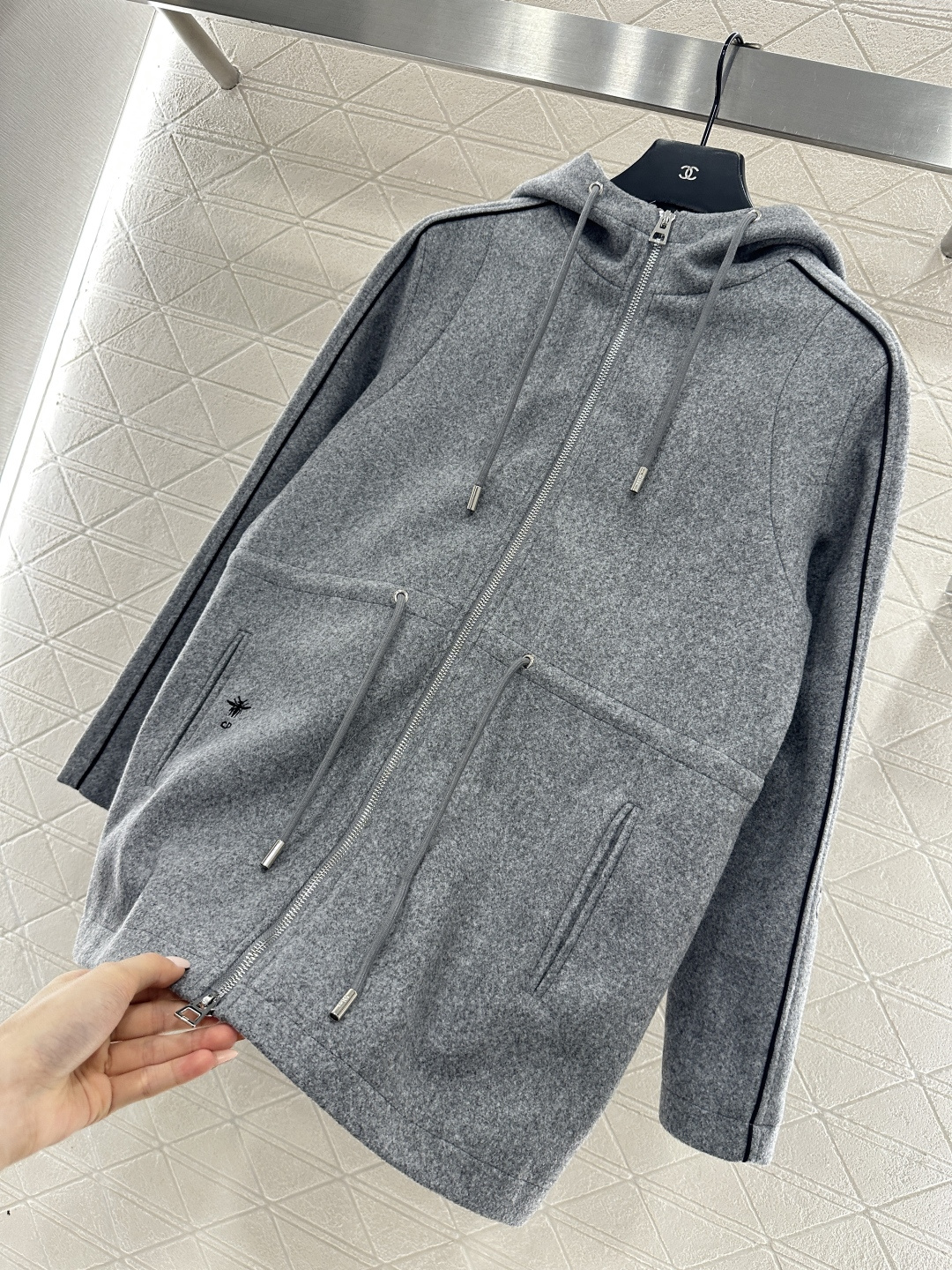 ♥Dio*♥2026新品上架 连帽抽绳中长款外套定制YB进口毛呢材质，手感细腻，舒适软糯，连帽拉链外套版