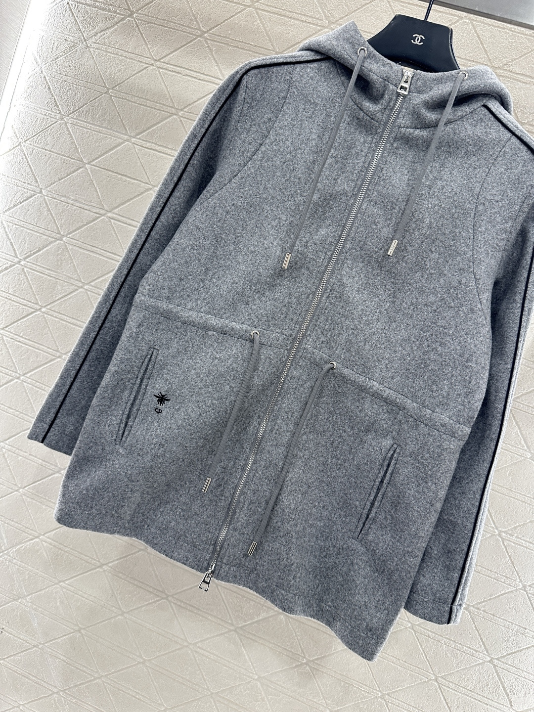 ♥Dio*♥2026新品上架 连帽抽绳中长款外套定制YB进口毛呢材质，手感细腻，舒适软糯，连帽拉链外套版