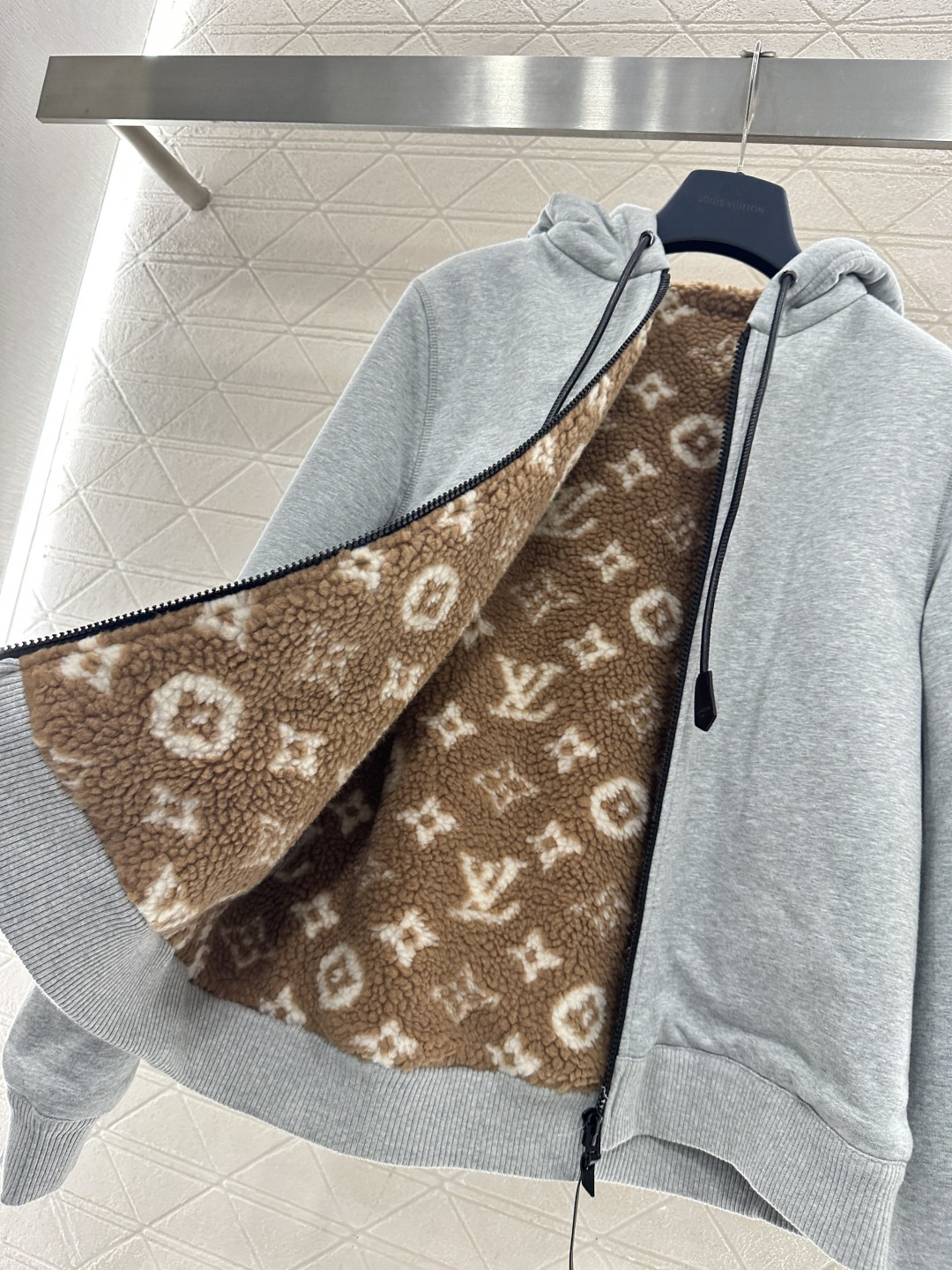 ♥Louis vuitto♥2025新品上架 连帽抽绳泰迪绒卫衣外套定制YB斜纹全棉材质，内衬饰以泰迪毛