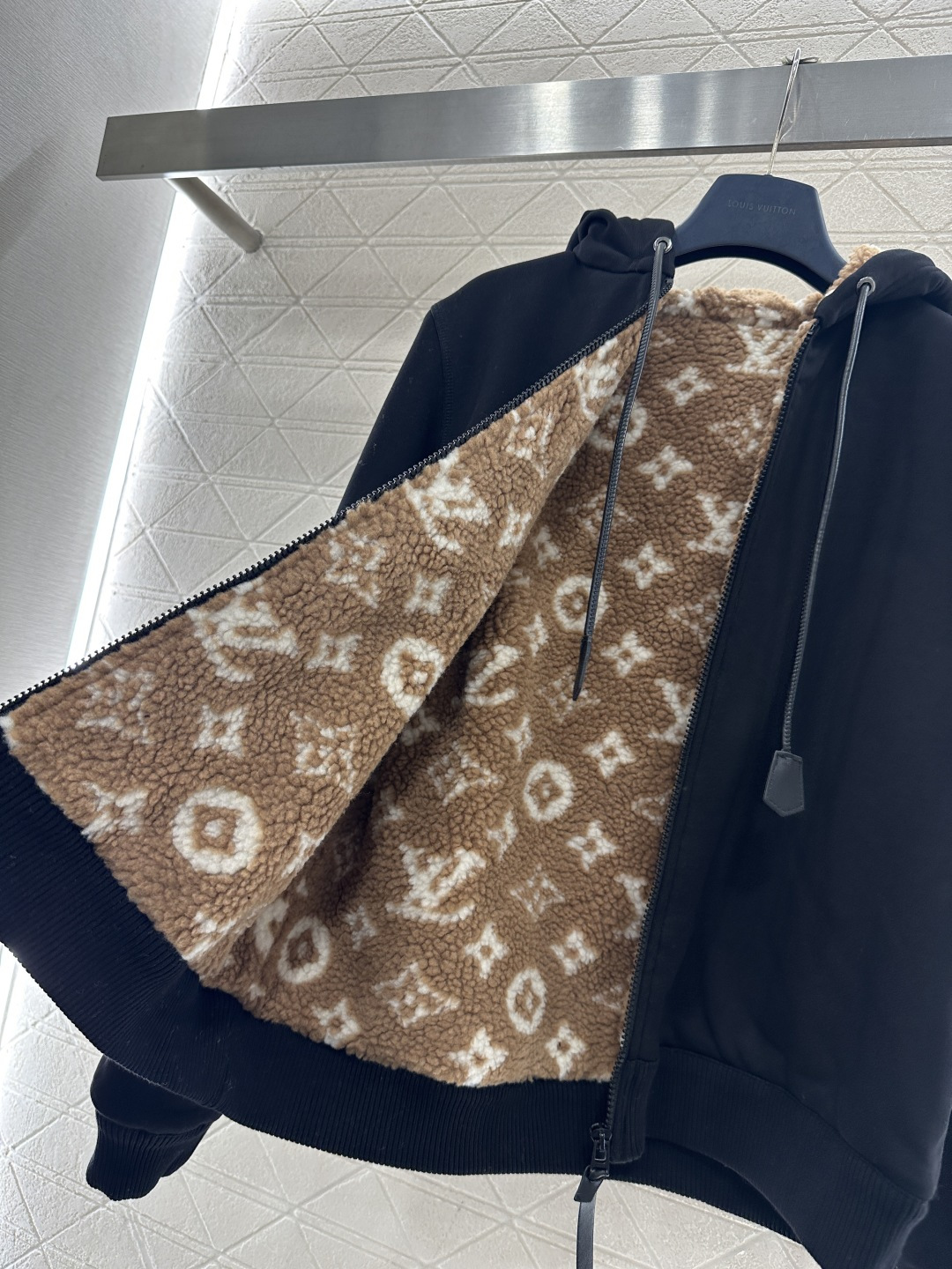 ♥Louis vuitto♥2025新品上架 连帽抽绳泰迪绒卫衣外套定制YB斜纹全棉材质，内衬饰以泰迪毛