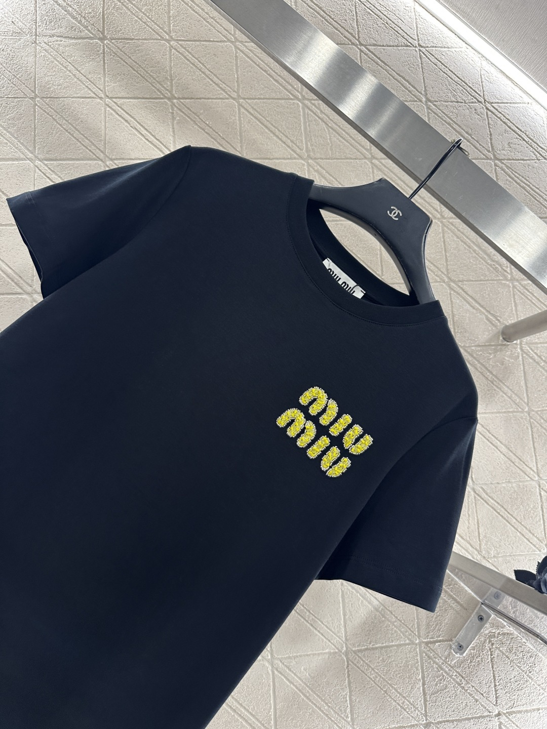 ♥Miumi*♥2026新品上架 圆领钉珠徽标𝑇𝑒𝑒定制YB丝光全棉材质，透气舒适，质感十足，常规短袖𝑇