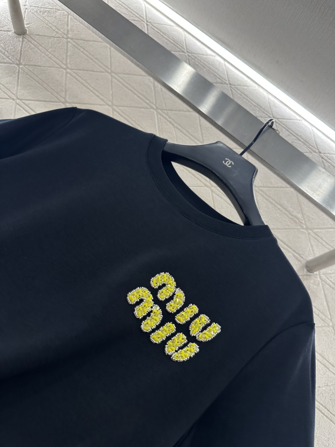 ♥Miumi*♥2026新品上架 圆领钉珠徽标𝑇𝑒𝑒定制YB丝光全棉材质，透气舒适，质感十足，常规短袖𝑇