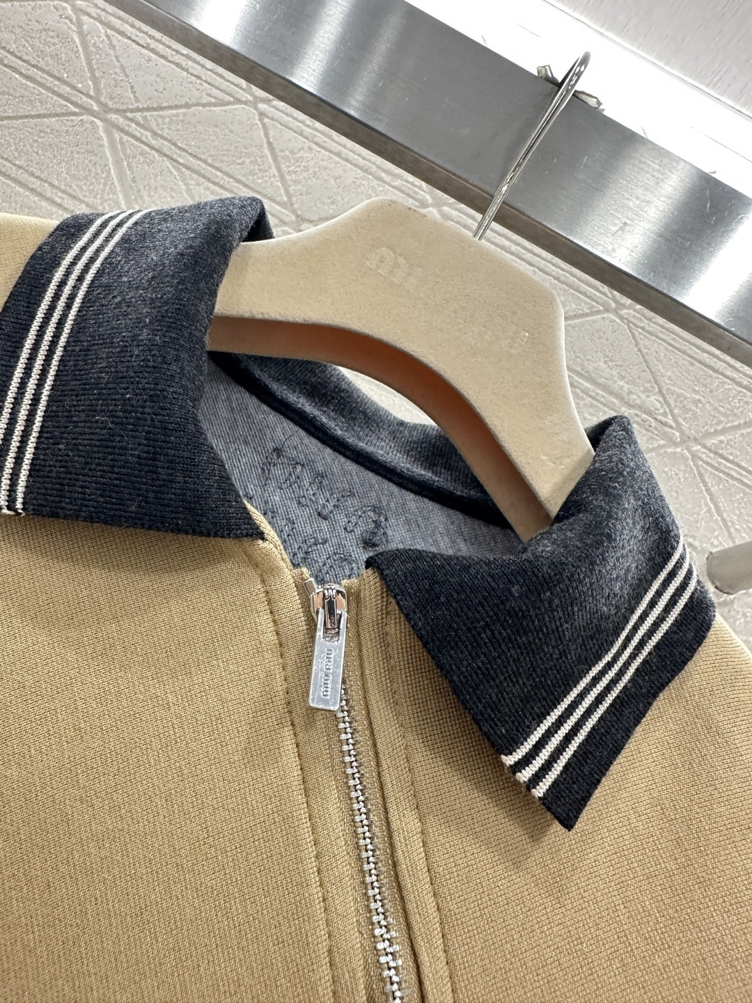 ♥Miumi*♥2026新品上架 斜襟翻领背心裙定制YB进口斜纹棉材质，柔软亲肤，厚度适中，早春可单穿或