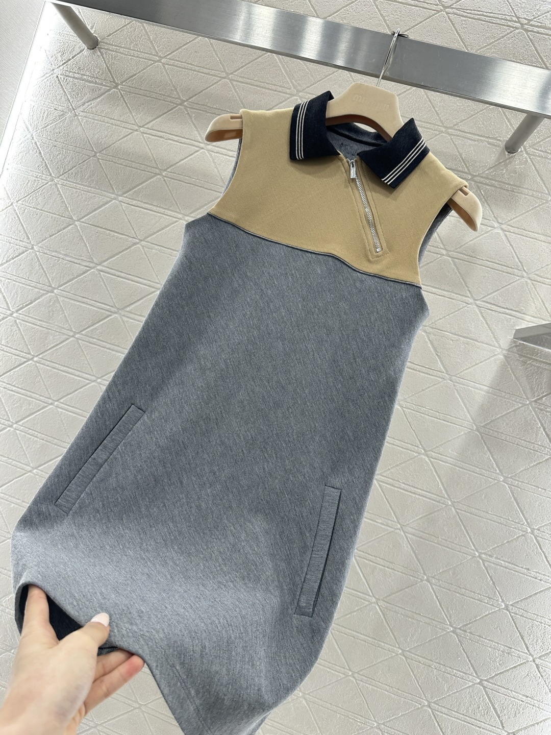 ♥Miumi*♥2026新品上架 斜襟翻领背心裙定制YB进口斜纹棉材质，柔软亲肤，厚度适中，早春可单穿或